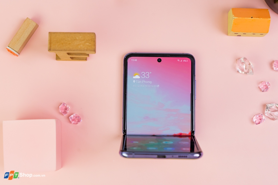 Tầm 30 triệu, chọn Samsung Galaxy Z Flip hay iPhone 11 Pro Max?