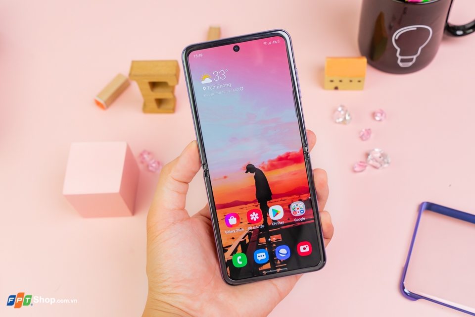 Tầm 30 triệu, chọn Samsung Galaxy Z Flip hay iPhone 11 Pro Max?