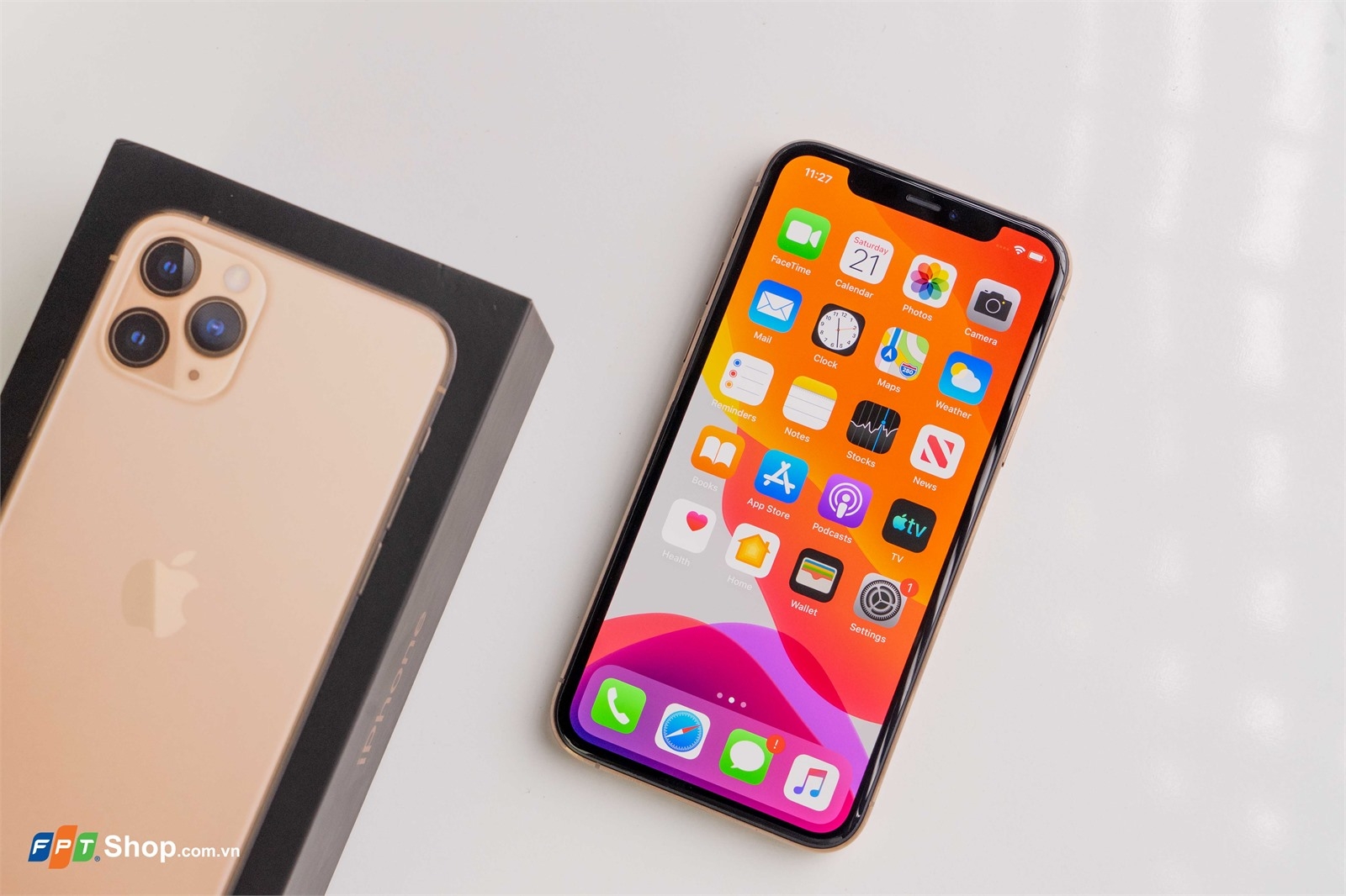 Tầm 30 triệu, chọn Samsung Galaxy Z Flip hay iPhone 11 Pro Max?