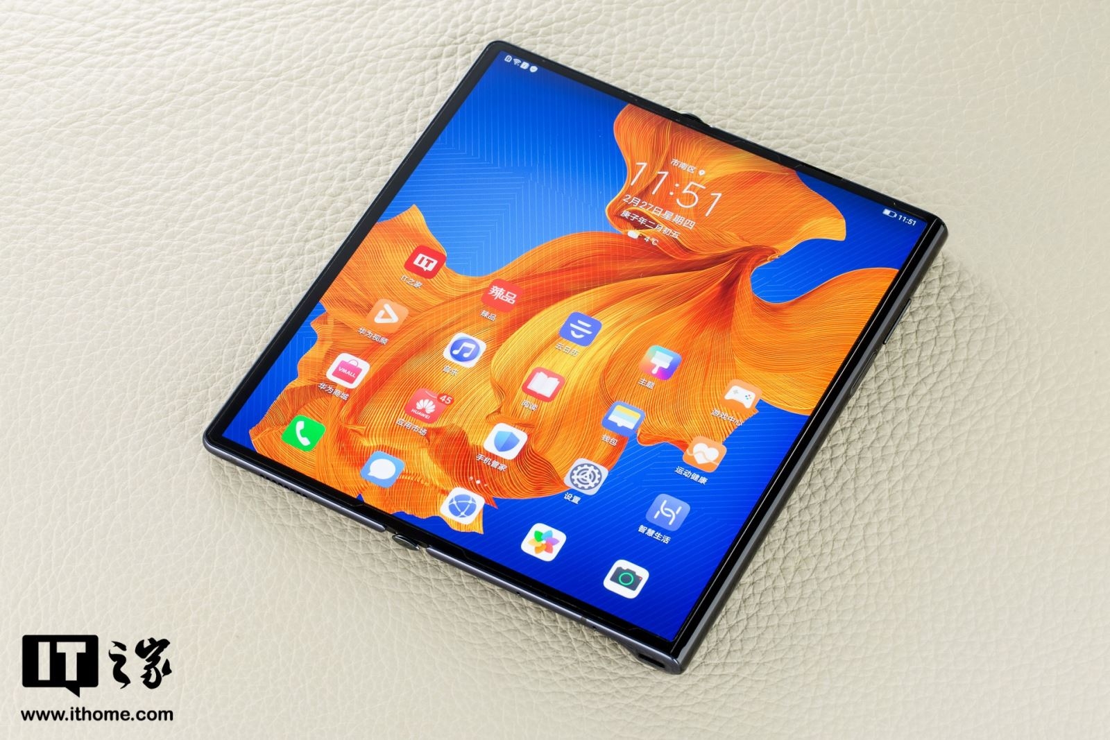 Có gì bên trong hộp đựng của Huawei Mate Xs? 4