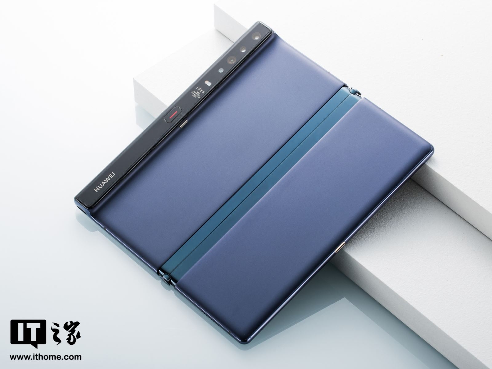Có gì bên trong hộp đựng của Huawei Mate Xs? 5