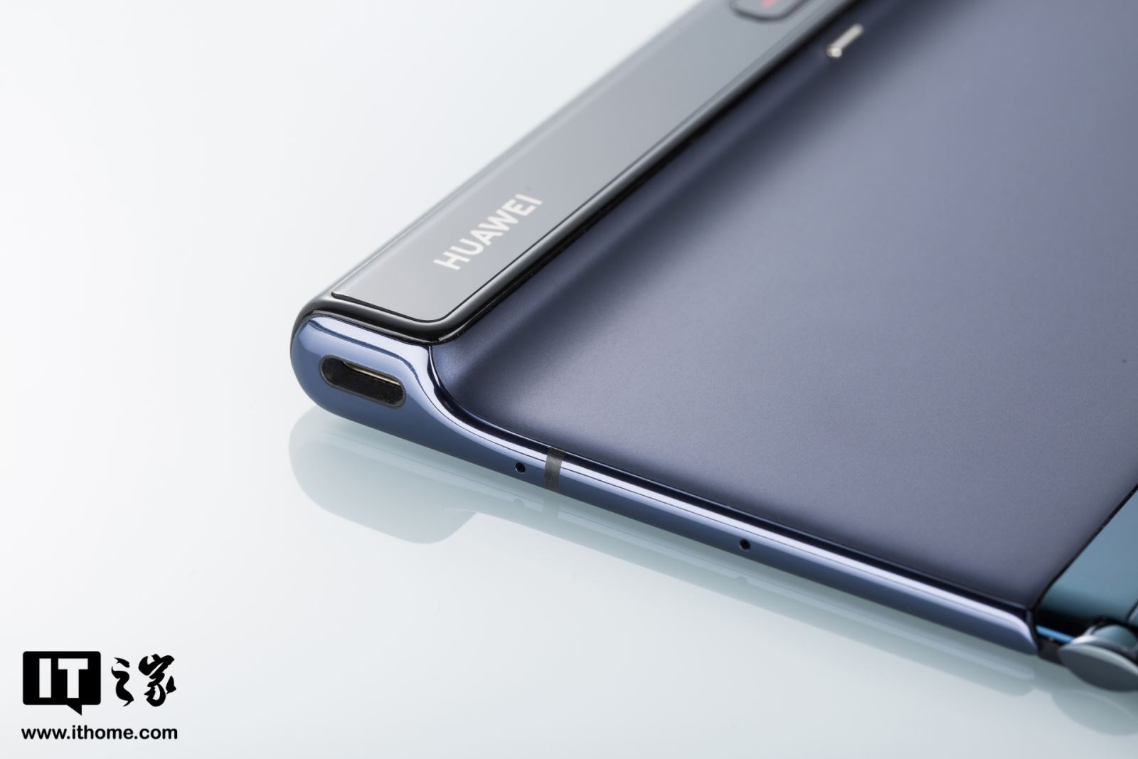 Có gì bên trong hộp đựng của Huawei Mate Xs? 7