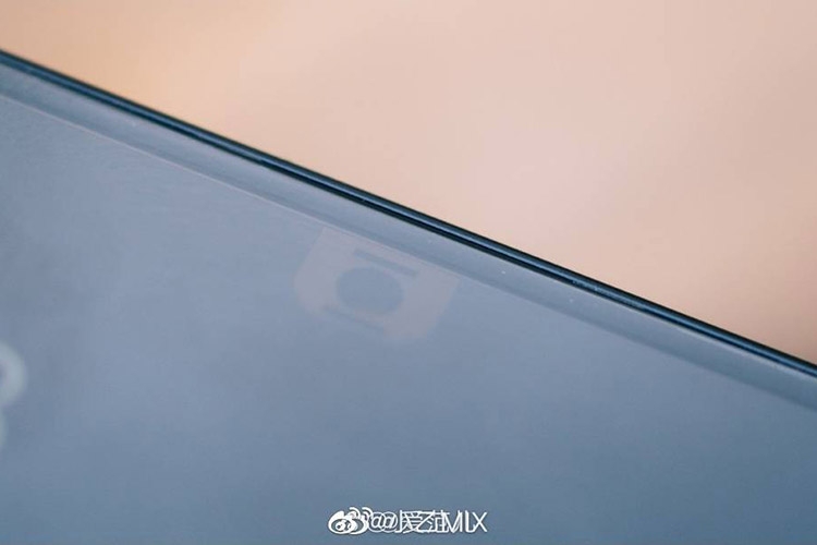 Cận cảnh camera ẩn dưới màn hình của Vivo APEX 2020 trong thực tế 3