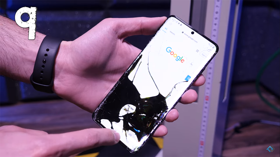 So sánh độ bền Galaxy S20 Ultra và iPhone 11 Pro Max (ảnh 3)