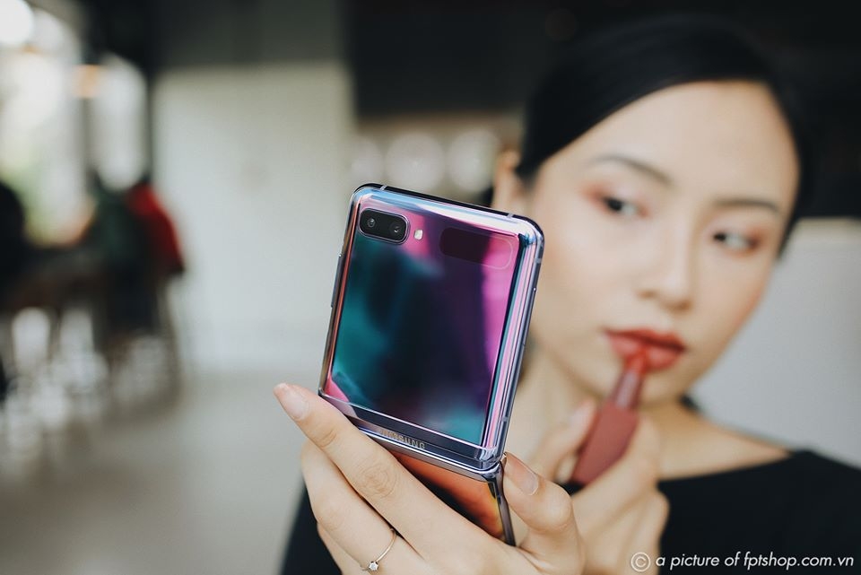Samsung Galaxy Z Flip chính thức nhận bản vá Android tháng 3/2020