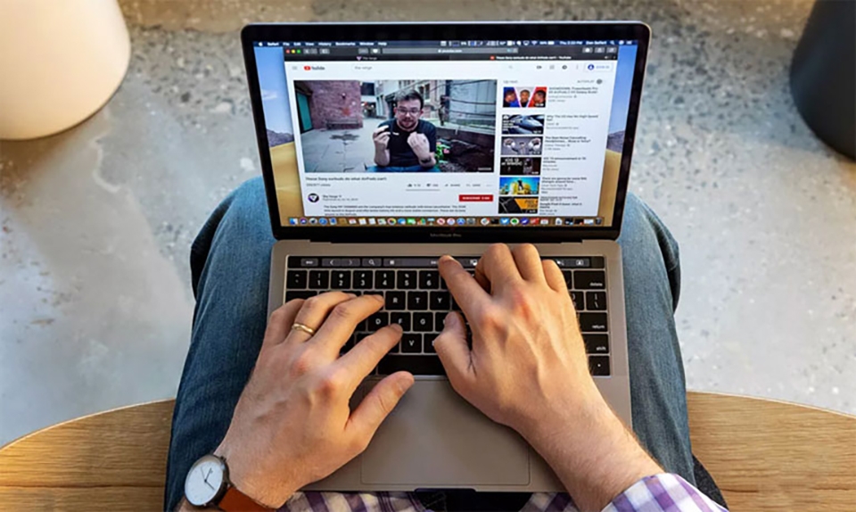 MacBook Pro 13 inch 2020 cũng có phiên bản dùng CPU Intel thế hệ thứ 8 cũ hơn