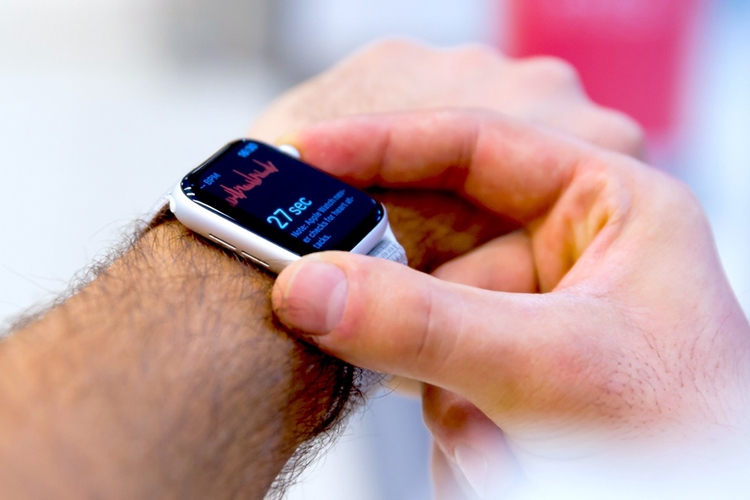 So với Apple Watch đời đầu, Apple Watch series 5 đã thay đổi mạnh mẽ ra sao? 3