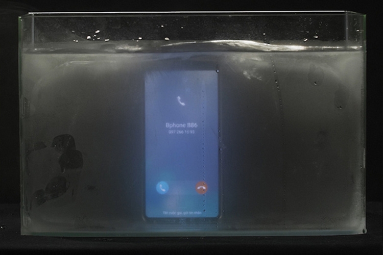 Bphone B86 khoe khả năng chống nước qua thử thách đông đá 1
