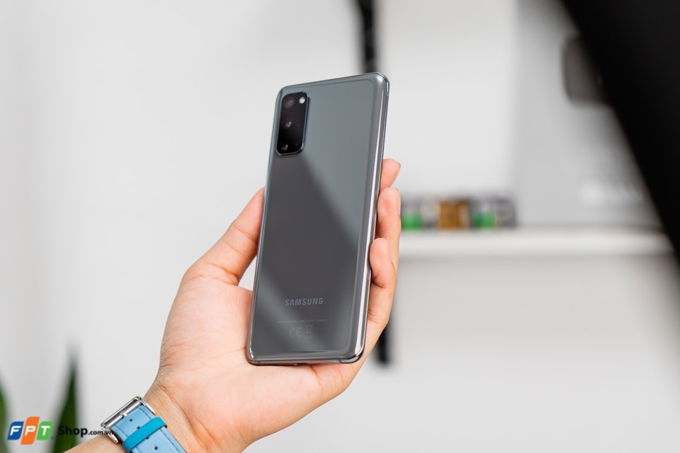 Giá đã ngang bằng nhau, chọn iPhone 11 hay Galaxy S20+?
