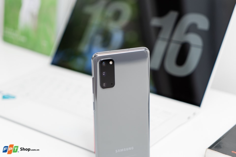 Giá đã ngang bằng nhau, chọn iPhone 11 hay Galaxy S20+?