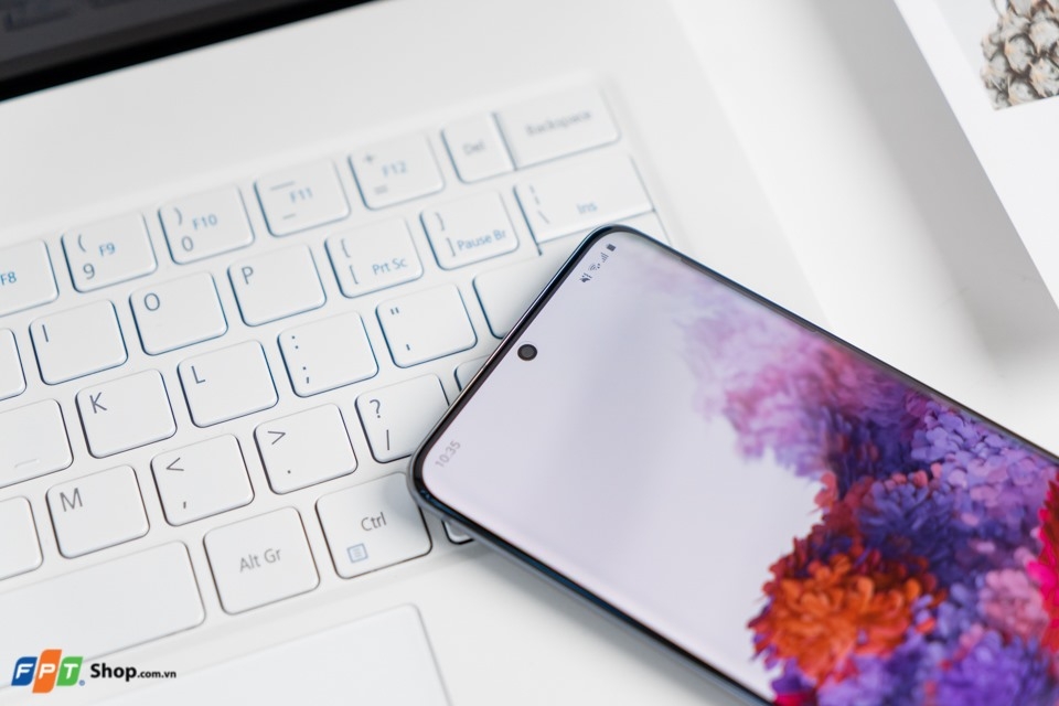 Giá đã ngang bằng nhau, chọn iPhone 11 hay Galaxy S20+?