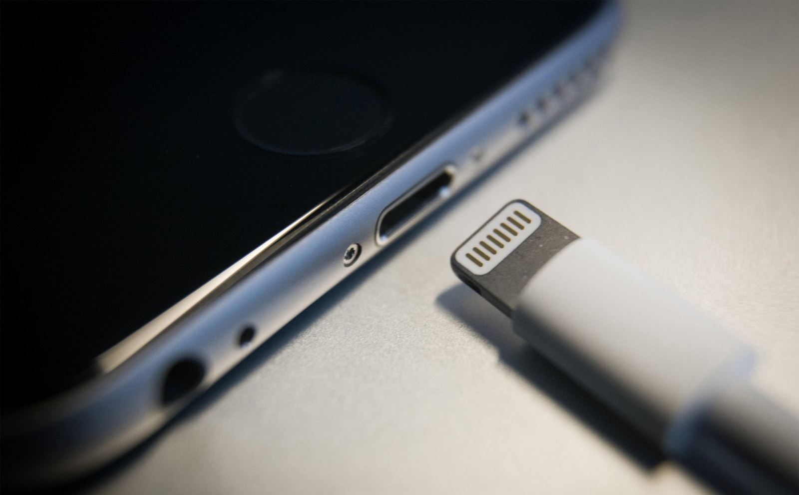 iPhone 2021 liệu có được loại bỏ hoàn toàn cổng lightning?