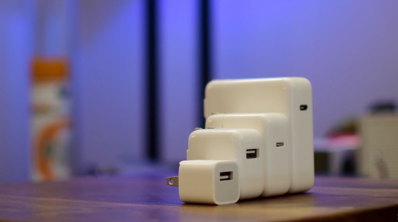 Tại sao Apple sẽ không bán kèm tai nghe và củ sạc cho iPhone mới?