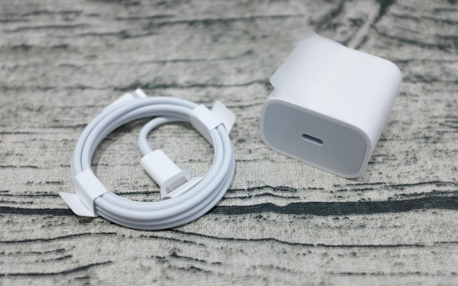 Tại sao Apple sẽ không bán kèm tai nghe và củ sạc cho iPhone mới?