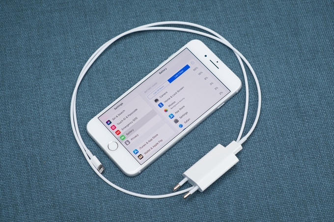 Tại sao bạn không nên dùng sạc đi kèm trong hộp iPhone?