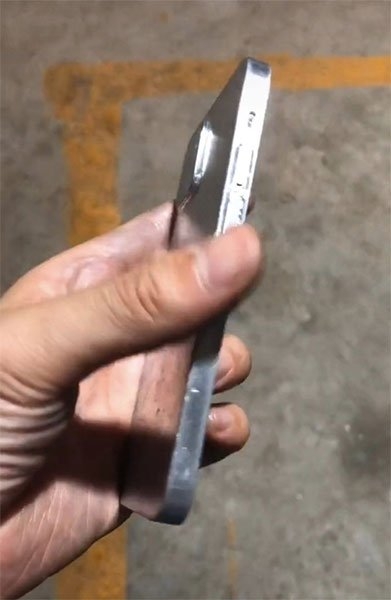 Bộ khuôn mẫu hé lộ kích thước iPhone 12 trong thực tế