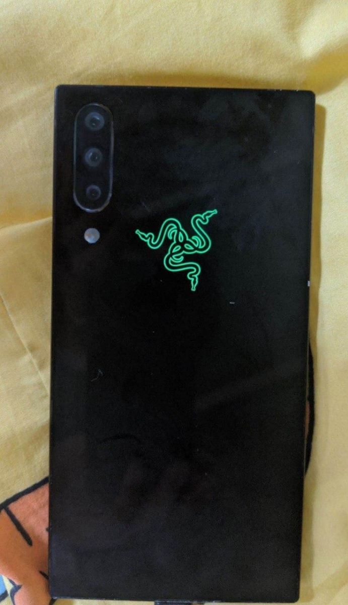 Rò rỉ hình ảnh Razer Phone 3: Vuông vức như người tiền nhiệm, camera 3 ống kính