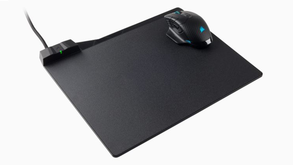 Corsair CGMM1000 – Khi bàn di chuột sắm vai bộ sạc đa năng 12