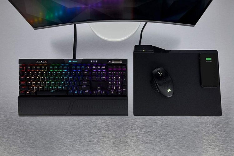 Corsair CGMM1000 – Khi bàn di chuột sắm vai bộ sạc đa năng 1