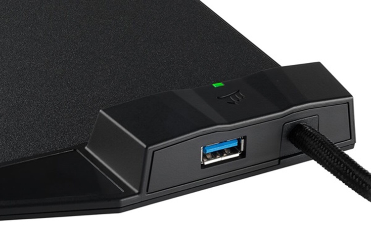 Corsair CGMM1000 – Khi bàn di chuột sắm vai bộ sạc đa năng 345