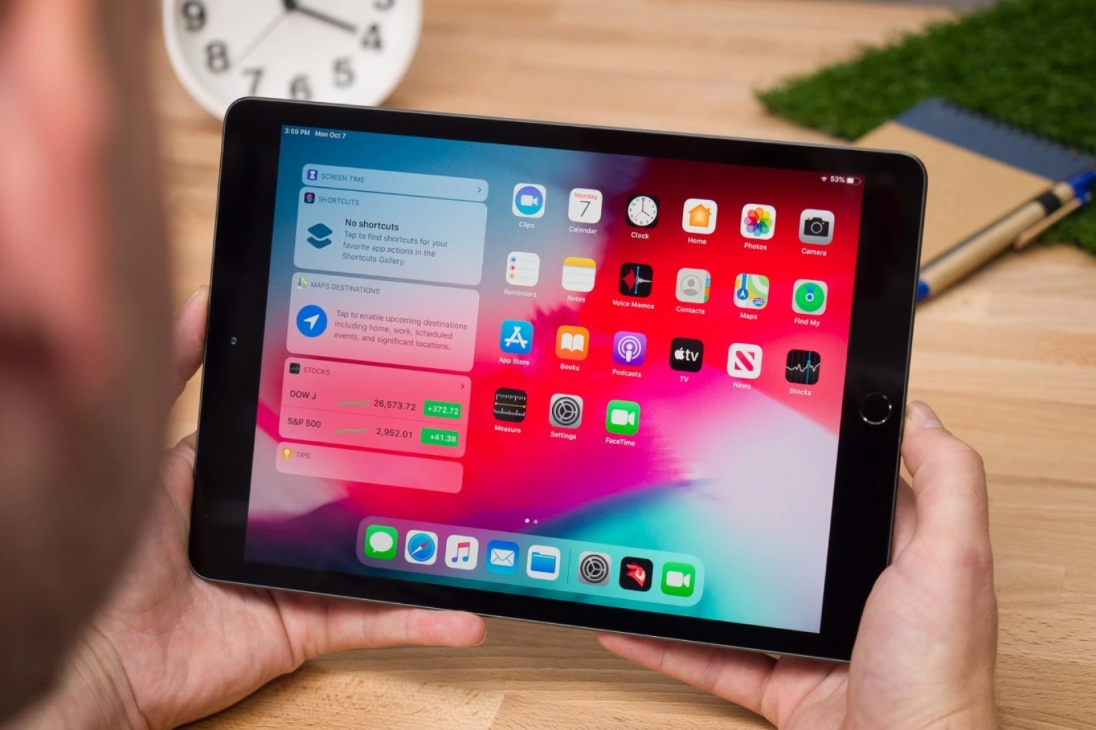 iPad tầm thấp và laptop giá rẻ, đâu là lựa chọn tốt hơn?