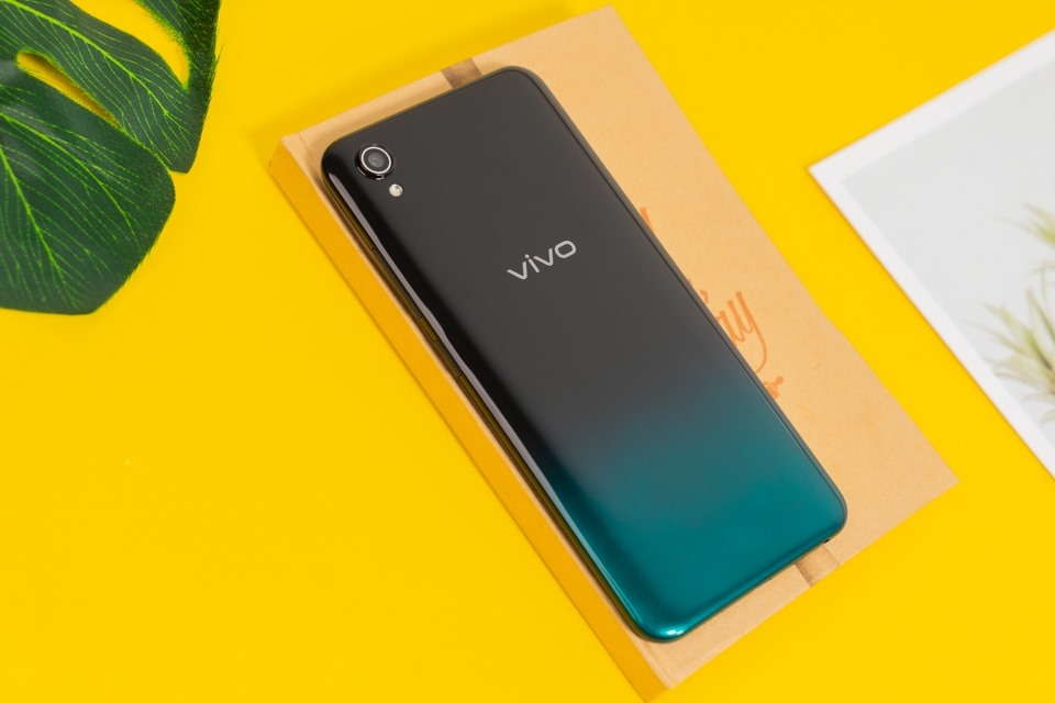 Trên tay Vivo Y1s: Màn hình lớn, màu sắc độc đáo, giá rẻ