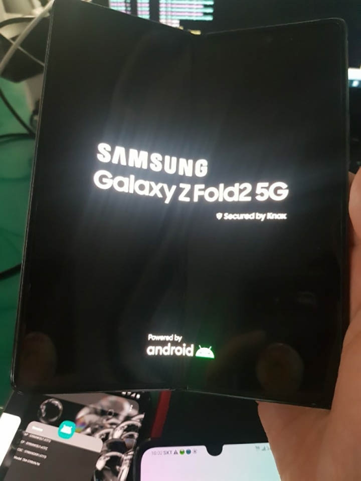 Galaxy Z Fold 2 lộ ảnh thực tế