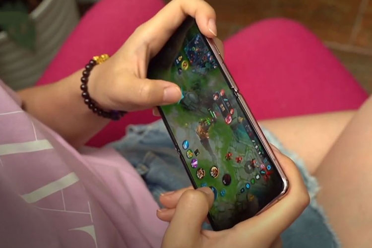 Trên tay Samsung Galaxy Z Flip 5G: Màu Đồng Huyền Bí đem đến sự khác biệt 9