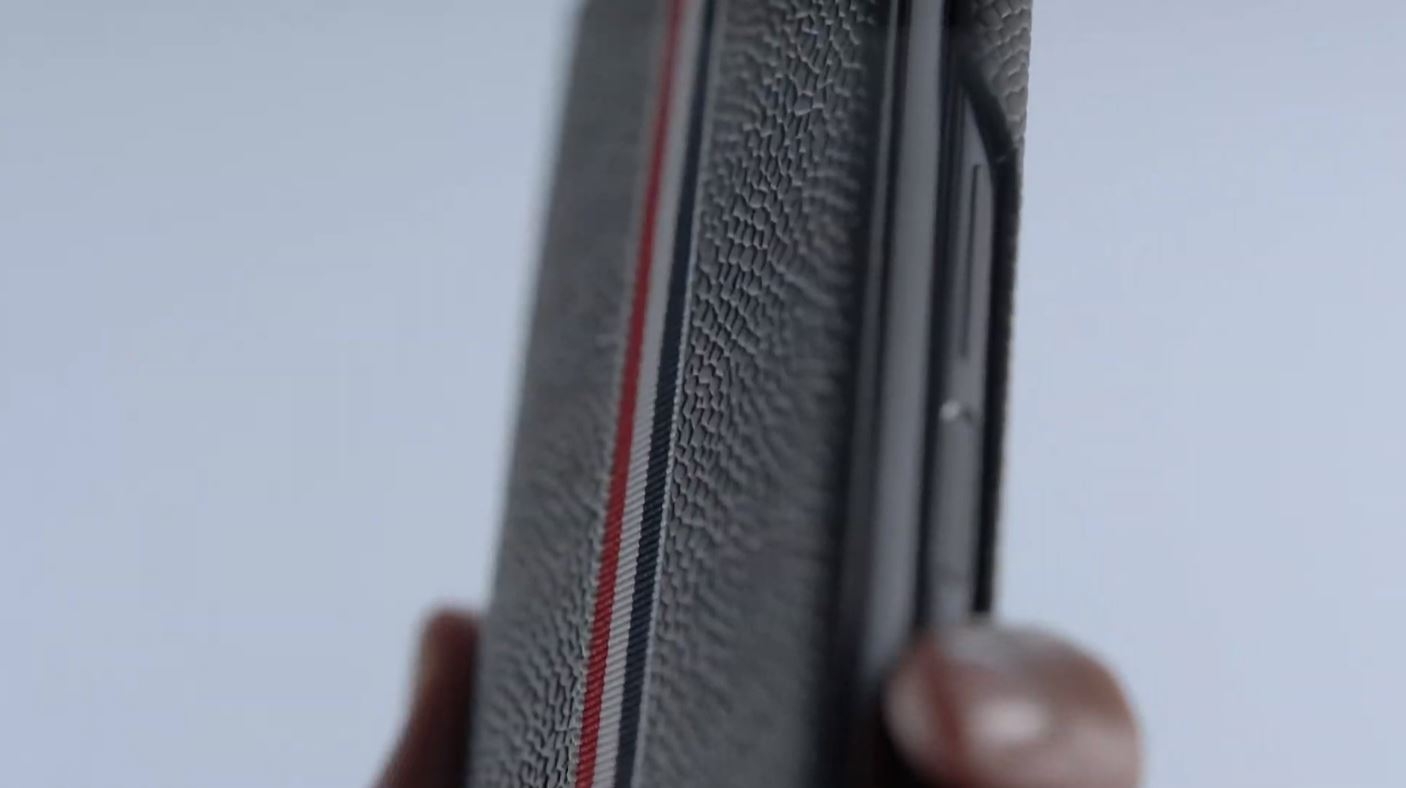 Cùng ngắm nhìn phiên bản Thom Browne đặc biệt của Samsung Galaxy Z Fold2 2