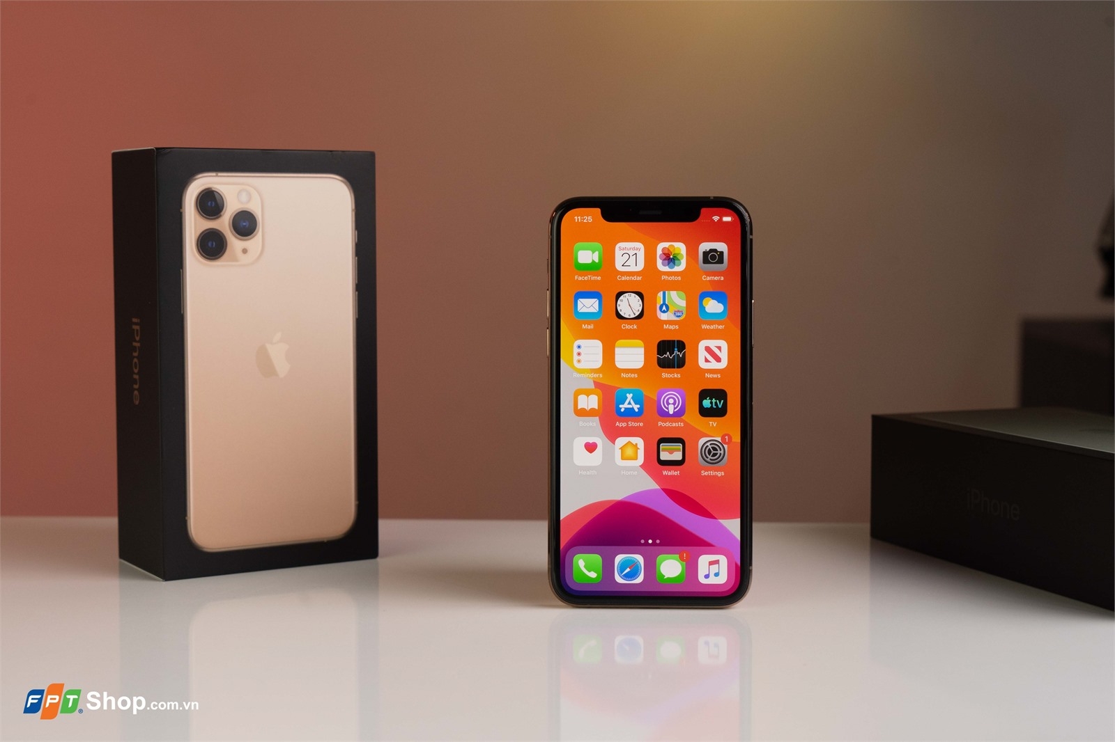 Tại sao iPhone chính hãng luôn có giá cao khi cập bến thị trường Việt Nam? 2