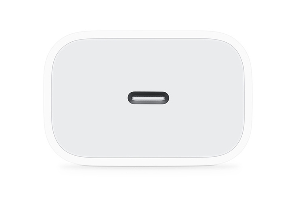 iPhone 12 không có củ sạc đi kèm, bạn có những cách nào để sạc?