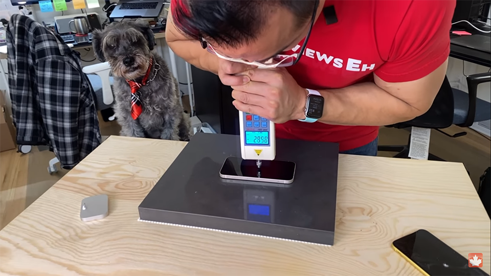 Thử nghiệm độ bền iPhone 12 và iPhone 11 (ảnh 1)