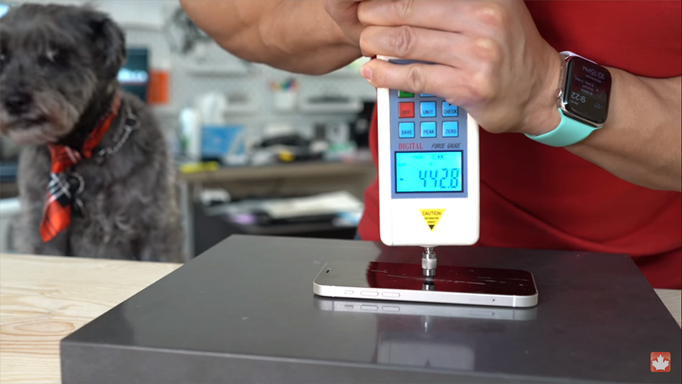 Thử nghiệm độ bền iPhone 12 và iPhone 11 (ảnh 2)