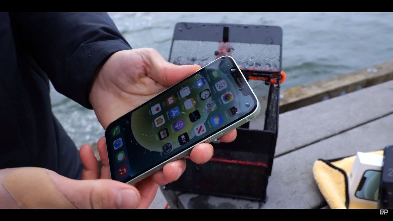 Thử nghiệm ngâm nước iPhone 12 (ảnh 2) Thử nghiệm ngâm nước iPhone 12 (ảnh 2)