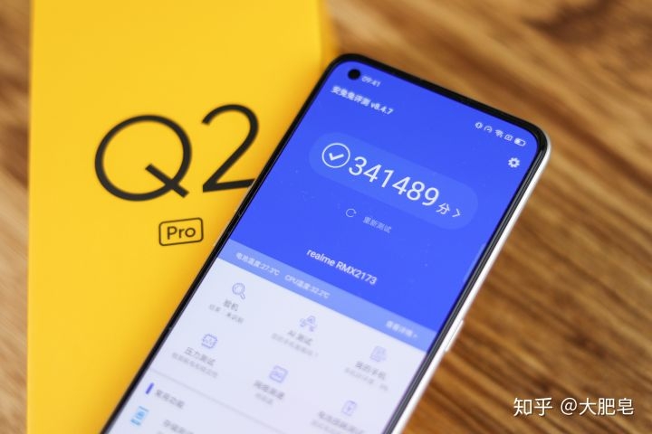 Trên tay Realme Q2 Pro Trên tay Realme Q2 Pro