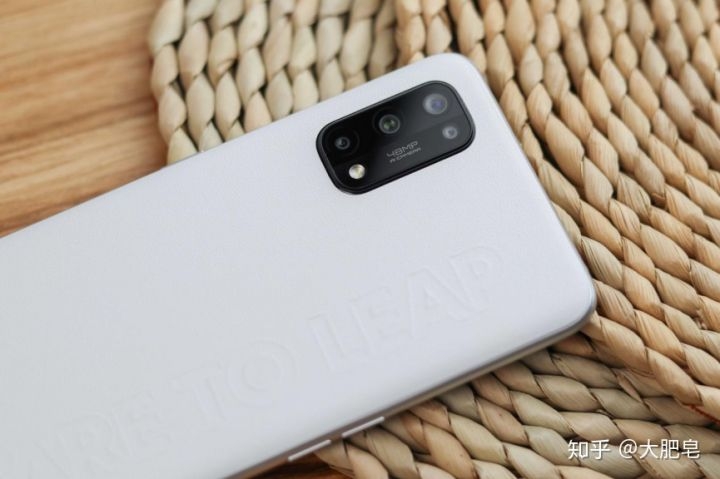 Trên tay Realme Q2 Pro Trên tay Realme Q2 Pro