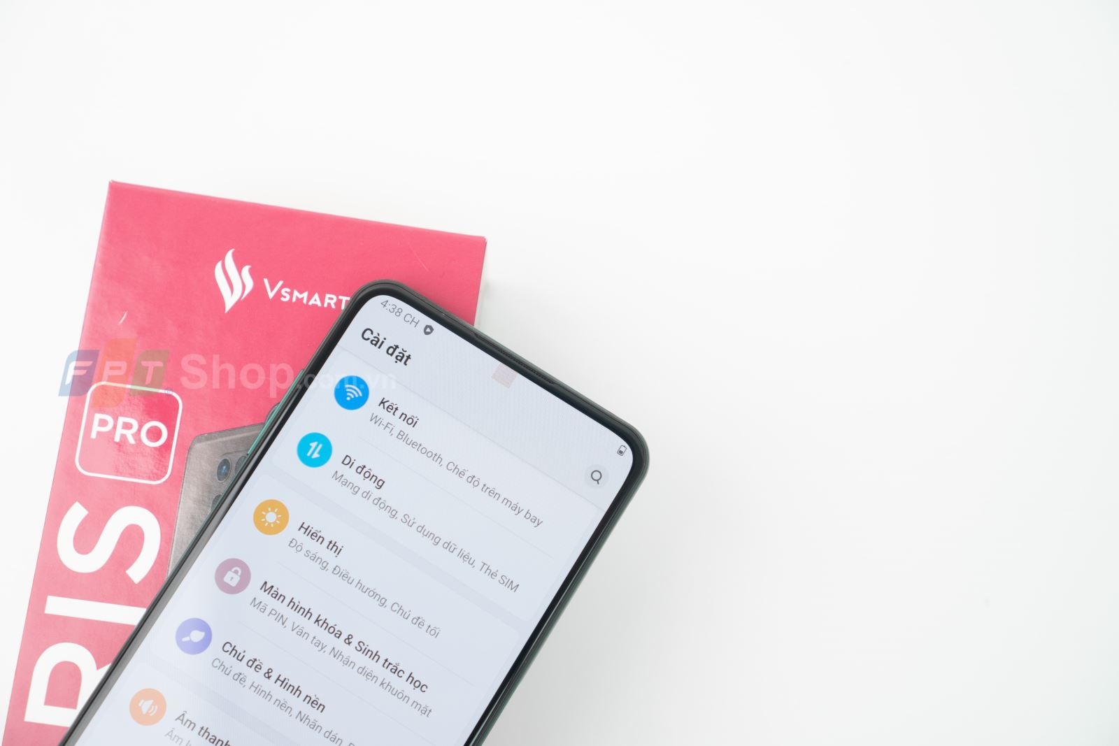 Vsmart Aris Pro có phần camera trước ẩn dưới màn hình tốt hơn