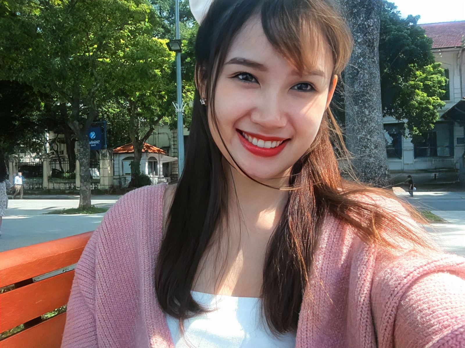 Vsmart Aris Pro có phần camera trước ẩn dưới màn hình tốt hơn