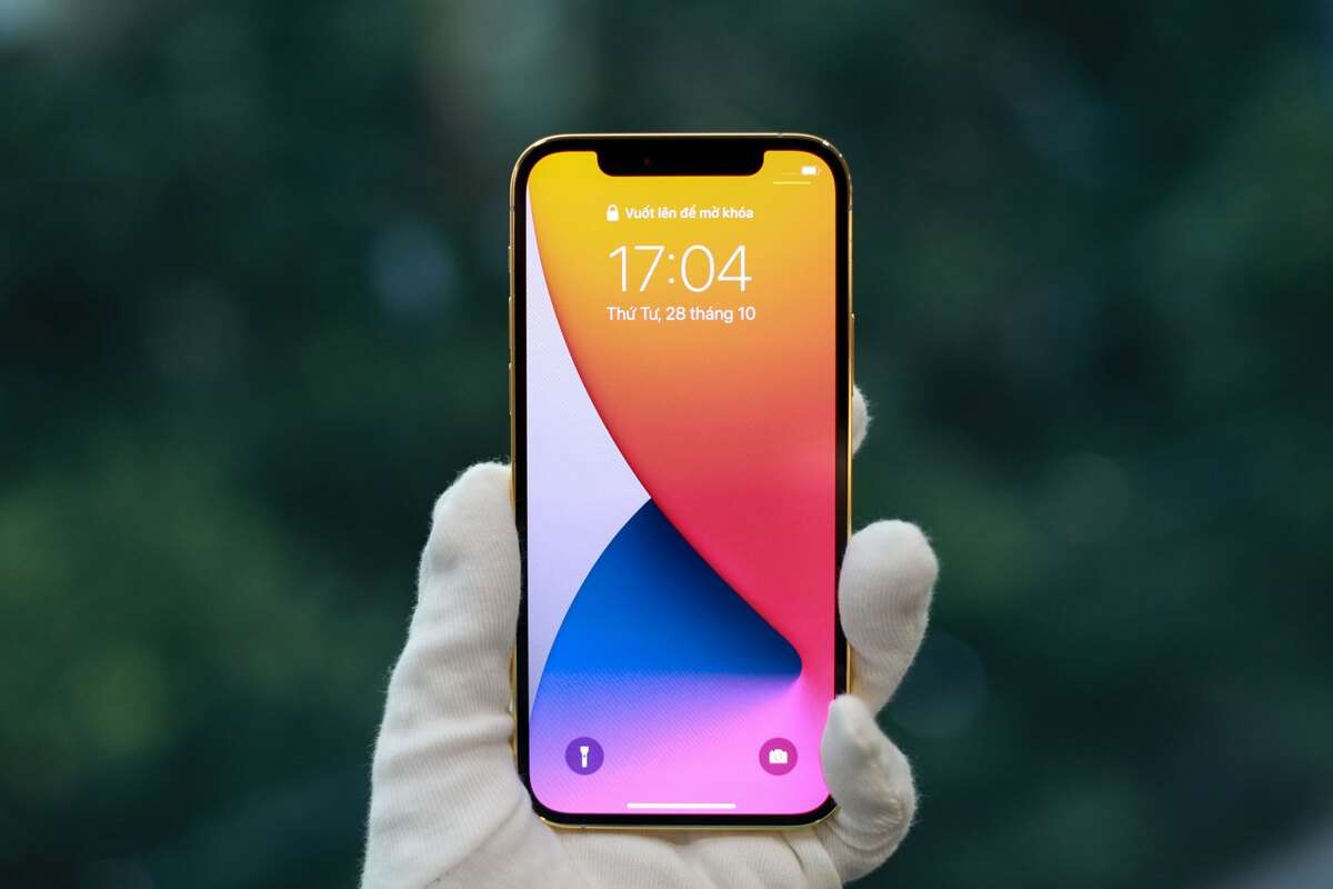 Chiêm ngưỡng iPhone 12 Pro mạ vàng cực độc tại Việt Nam