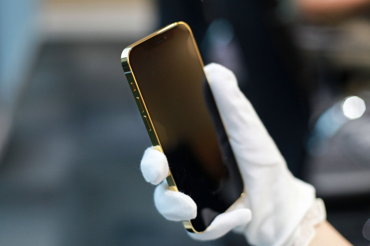 Chiêm ngưỡng iPhone 12 Pro mạ vàng cực độc tại Việt Nam