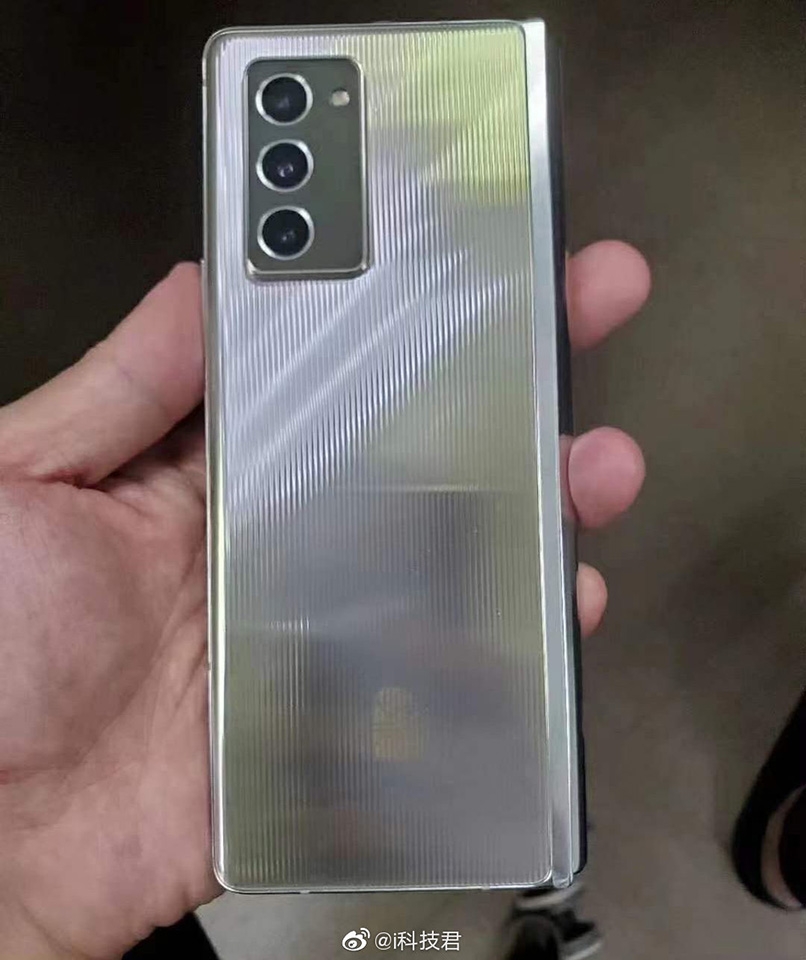 Ảnh thực tế Samsung W21 5G (ảnh 2)