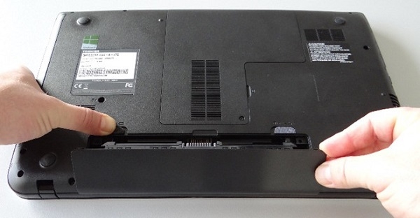 Hướng dẫn tháo pin laptop