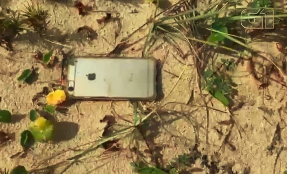 iPhone 6s vẫn sống sót sau khi rơi từ máy bay xuống (ảnh 1) iPhone 6s vẫn sống sót sau khi rơi từ máy bay xuống (ảnh 1)