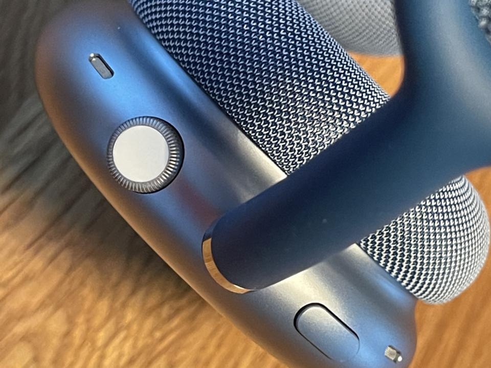 Ngoài thiết kế, đâu là điểm khác biệt giữa AirPods Max và AirPods Pro? 4