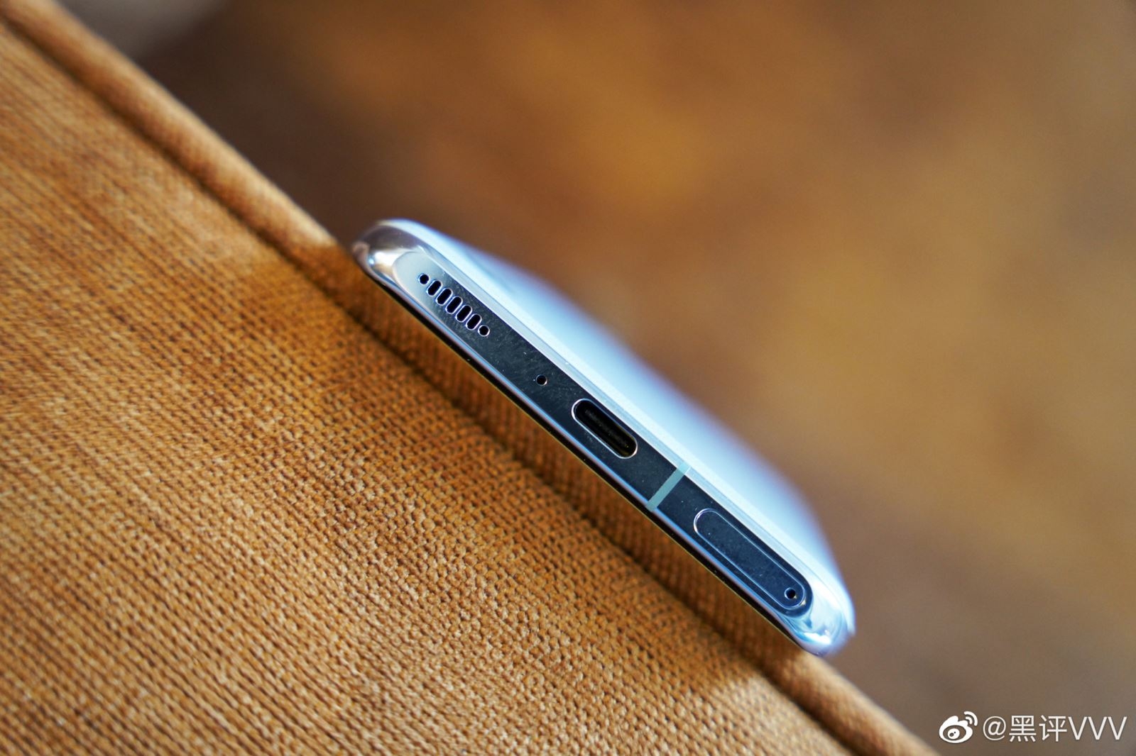 Điện thoại Xiaomi Mi 11 | Cạnh dưới là loa ngoài, mic thoại, cổng Type-C và khe sim