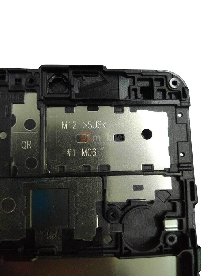 Điện thoại Samsung Galaxy M12  | Cạnh trên của điện thoại có thể có khay lấy SIM và micro