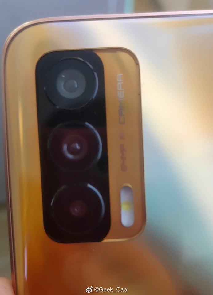 Camera sau Realme V15