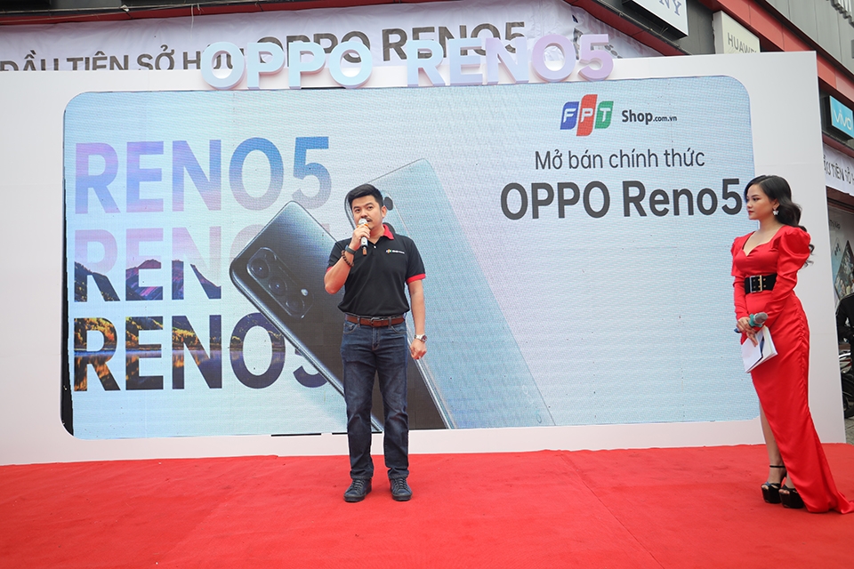 Sự kiện khách hàng nhận OPPO Reno5 tại cửa hàng  FPTShop