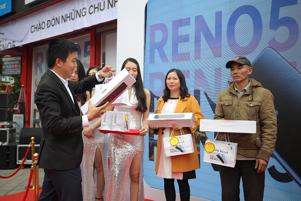 Sự kiện khách hàng nhận OPPO Reno5 tại cửa hàng  FPTShop