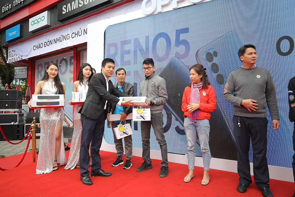 OPPO Reno5 quá “hot”, mở bán với kỷ lục 42.000 đơn đặt cọc